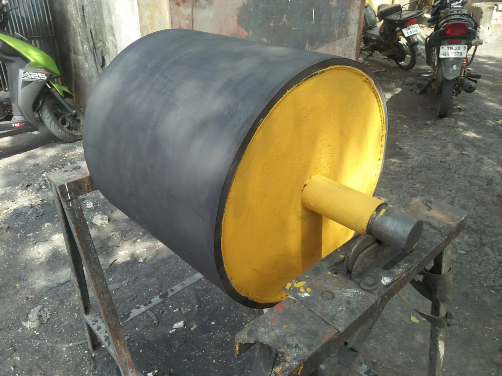Rubber coated conveyor pulley for industrial use